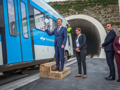 Golob: To je zgodba domačega znanja in operative #foto #video