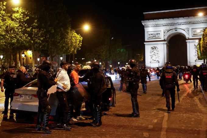 Zaradi protestov se v nekateri v tujini sprašujejo, ali lahko Francija varno izpelje množične športne dogodke, kot je Dirka po Franciji. Ta se bo predvidoma končala 23. julija na Elizejskih poljanah, ki so priljubljeni prostor za protestnike. Na fotografiji: policija aretira mlade protestnike na Elizejskih poljanah. | Foto: Guliverimage