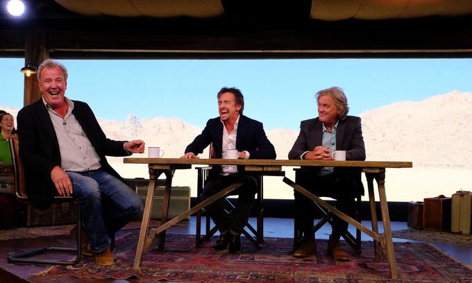 Utrinek iz prve oddaje The Grand Tour. Voditelji sedijo za mizo in ne za kavčem, kot je to veljalo v Top Gearu. | Foto: Amazon Prime