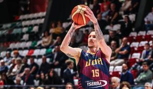 Slovenski reprezentant ob zvoku sirene zadel s polovice #video