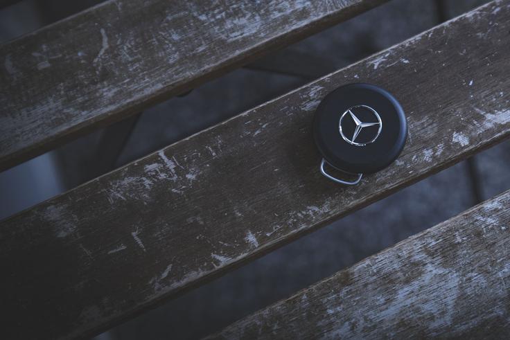 Enako kot njegov klasični vzornik in predhodnik sledilnik Chipolo LOOP Mercedes-Benz Edition ne potrebuje baterij, saj ga je, ko energije začne zmanjkovati, možno preprosto napolniti. | Foto: Ana Kovač