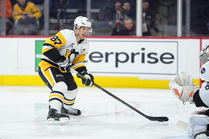 Sidney Crosby | Sydney Crosby je zadel še na tretji tekmi v nizu. K zmagi Pingvinov v gosteh pri Philadelphii (5:1) je prispeval dva zadetka. | Foto Reuters
