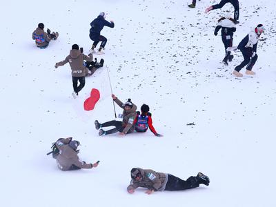 Skakalci so si na Bergislu privoščili še sankaško zabavo #video