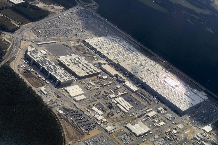 Poleg dostavnega centra v bližini berlinskega letališča od leta 2022 v Grünheideju v nemški zvezni deželi Brandenburg deluje Teslina tovarna Giga Factory (na fotografiji). | Foto: Guliverimage