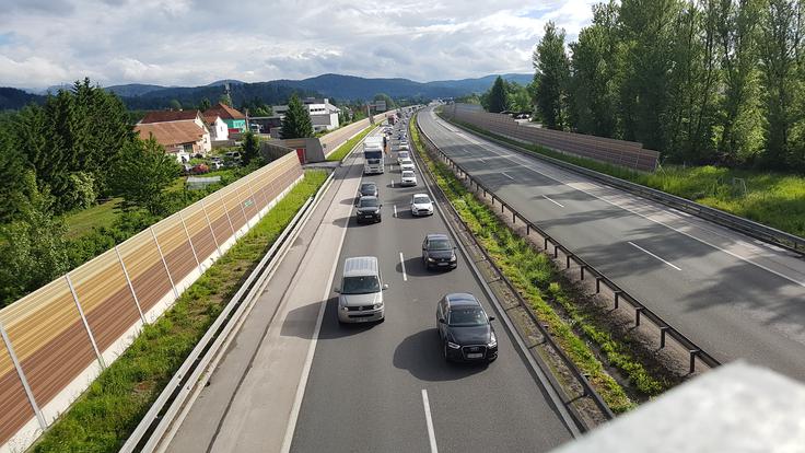 Gasilci opozarjajo: Pred nesrečo je bilo razvrščanje zgledno, na nasprotni strani avtoceste - tam so gasilna vozila prav tako hitela na pomoč - je bilo veliko slabše. Fotografija to dokazuje. V tujini že ob prvem strjevanju prometa vzpostavi prosti pas v sredini ... | Foto: Gregor Pavšič