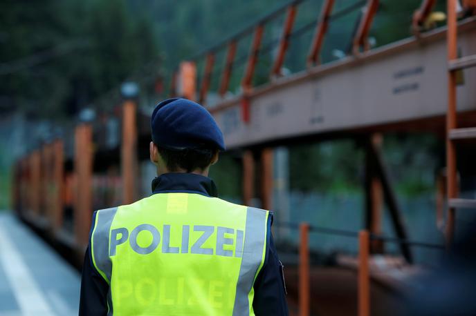 Avstrija policija avstrijska policija | Oblasti so preventivno začasno ustavile avtobusni in železniški promet skozi mesto. | Foto Reuters