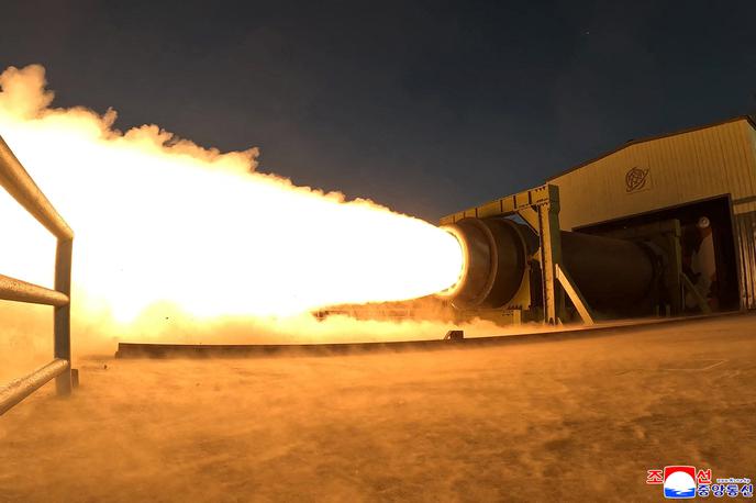 Kim Jong Un | Po poročanju južnokorejske tiskovne agencije Yonhap naj bi motor izdelali za nove medcelinske balistične rakete Hwasong-20, ki jih trenutno razvijajo. | Foto Reuters