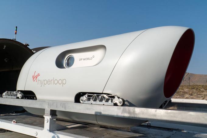 V potovalni kapsuli XP-2, ki je bila zasnovana s pomočjo danskega arhitekta in oblikovalca Bjarkeja Ingelsa, bo prostora za 23 potnikov. Prototipna je nekoliko manjša.  | Foto: Virgin Hyperloop