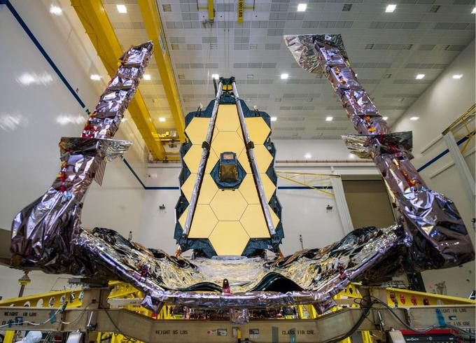 Vesoljski teleskop James Webb je sestavljen iz dveh delov, vesoljskega plovila s sončnim ščitom in dejanskega teleskopa s sistemom ogledal. Septembra 2018 je znanstvenikom projekta James Webb, ki izhajajo iz ameriške, evropske in kanadske vesoljske agencije, prvič uspelo vzpostaviti komunikacijo med obema deloma teleskopa, konec avgusta lani pa so ju prvič tudi fizično združili.  | Foto: NASA