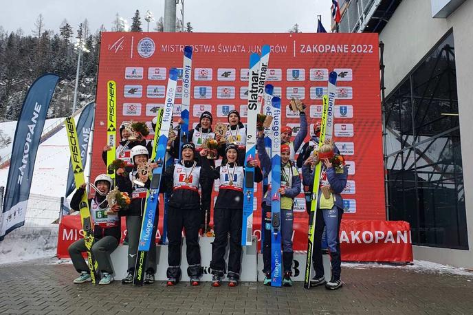 ekipna tekma mladinsko svetovno prvenstvo | Slovenske smučarske skakalke se veselijo prepričljivega naslova svetovnih mladinskih prvakinj. | Foto SloSki
