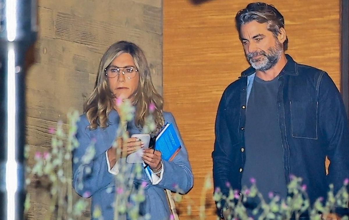 Jennifer Aniston, Jim Curtis | Avgusta so ju ujeli, ko sta odhajala iz restavracije v Malibuju. | Foto Profimedia