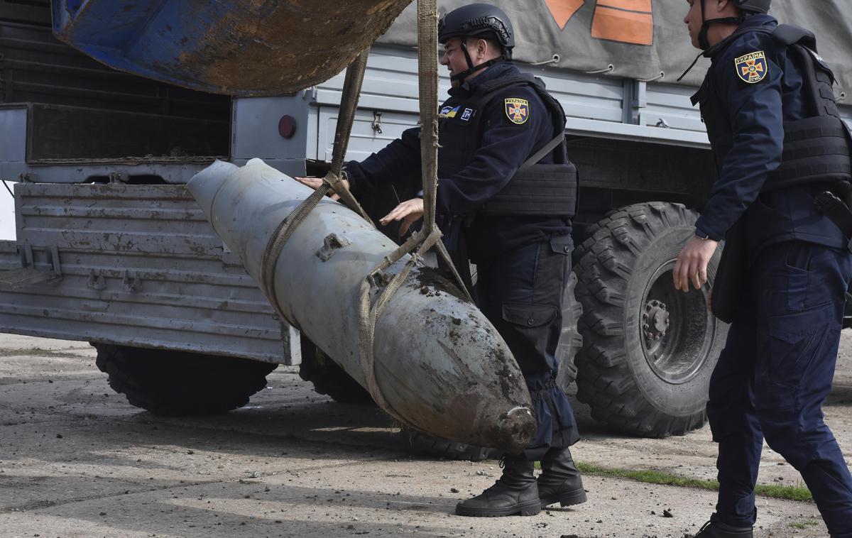 Neeksplodirana ruske jadralne bombe fab-500 | Ukrajinski vojaki natovarjajo neeksplodirano rusko bombo fab-500, ki so jo Rusi odvrgli lani marca v ukrajinski regiji Zaporožje. Pri napadih na ukrajinske utrjene obrambne črte pa Rusi uporabljajo še težje jadralne bombe fab-1500. | Foto Guliverimage