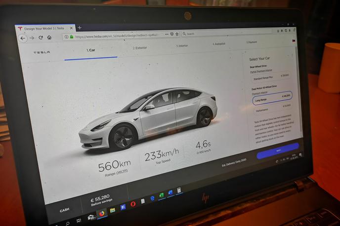 Tesla naročanje Slovenija | Prenosni računalnik namesto prodajnega salona. To je prodajna realnost Tesle. | Foto Gregor Pavšič