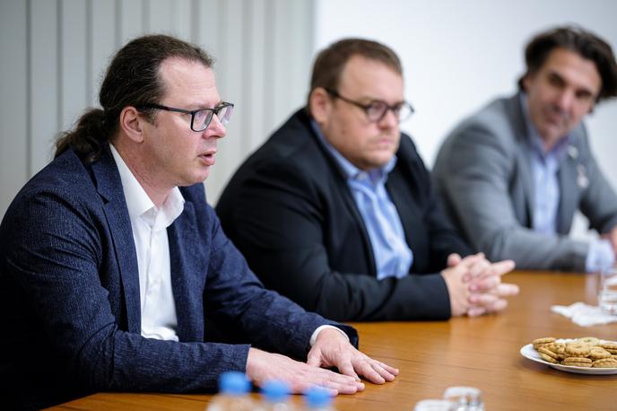 Luka Omladič | Na družbenih omrežjih so se v teh dneh pojavili pozivi, naj stanovalci ne podpišejo soglasij za prevedbo v novi sistem, češ da bodo s tem razlaščeni ali bodo sredstva po njihovi smrti morali vračati svojci. Kot je ponovil minister, so storitve dolgotrajne oskrbe brezplačne in se financirajo iz zavarovanja za dolgotrajno oskrbo. "Niti upokojencem niti njihovim svojcem jih ne bo treba vračati, nikakršnih razlastitev iz tega naslova ne bo," je zatrdil državni sekretar na ministrstvu Luka Omladič. | Foto STA