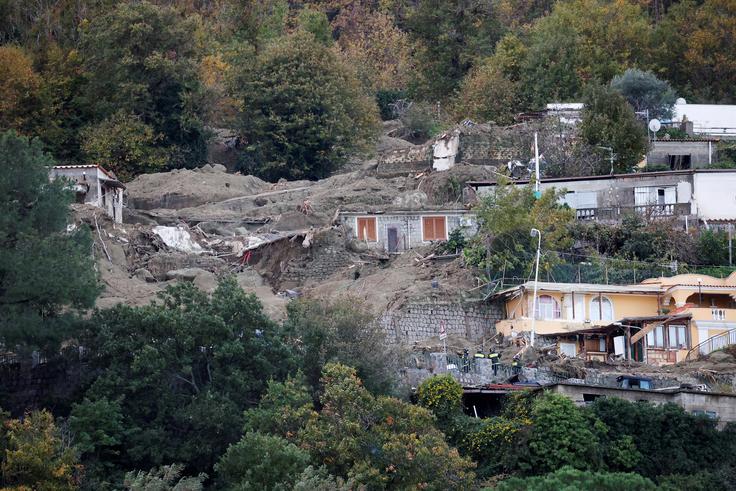26. novembra je otok Ischia prizadelo močno neurje, ki je povzročilo poplave in sprožilo velik zemeljski plaz. Najbolj prizadeta je bila je bila prav Casamicciola na severu otoka. Okoli 290 ljudi je ostalo brez strehe nad glavo. | Foto: Reuters