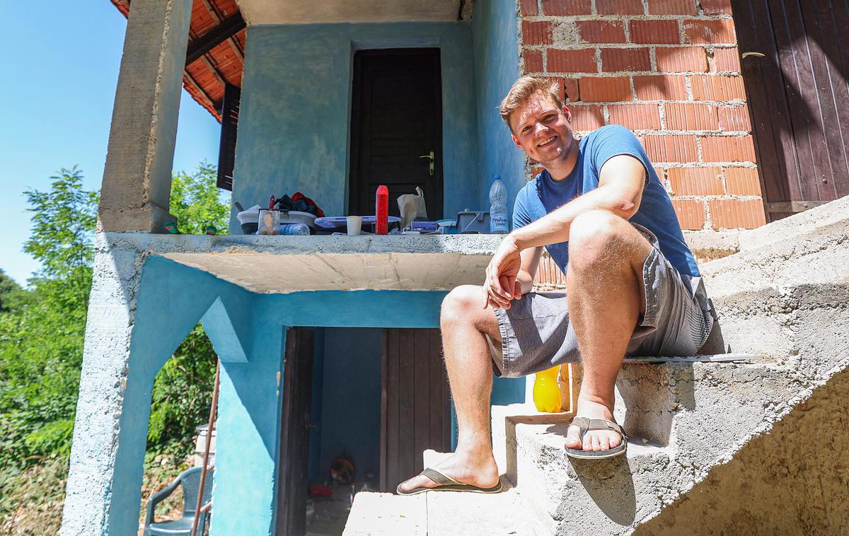 Justus Reid | Justus Reid je prenovo hiše "za pet tisoč evrov" začel v drugi polovici junija, danes pa je napredek na nepremičnini in v njeni okolici neverjeten. | Foto Pixsell/Goran Stanzl