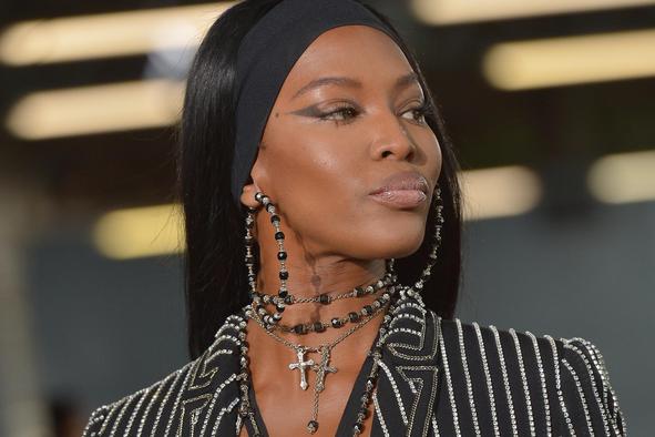 45-letna Naomi Campbell še vedno zažiga na modnih brveh