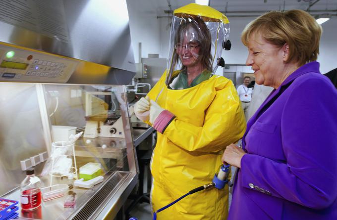 Od leta 2008 je nemška vlada v posodobitev Inštituta Friedricha Loefflerja na otoku Riems vložila na stotine milijonov evrov. Avgusta 2013 je nemška kanclerka Angela Merkel obiskala inštitut in odprla laboratorij, ki spada v skupino najbolj nadzorovanih laboratorijev na svetu s tako imenovano četrto biološko varnostno stopnjo. V njem lahko zaposleni delajo le v zaščitni obleki, ki prepreči okužbo z nevarnimi virusi. | Foto: Reuters