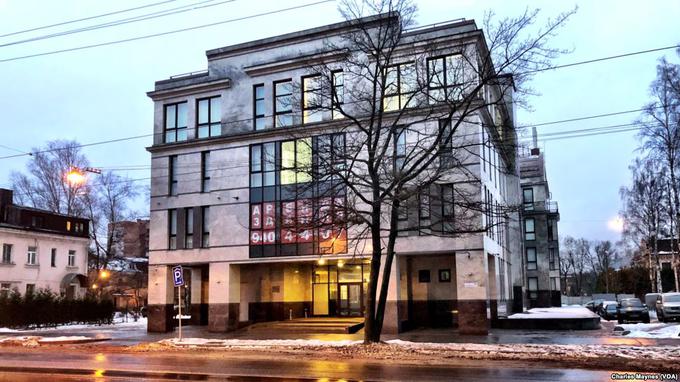 Eno od pisarniških poslopij v ruskem Sankt Petersburgu, v katerem je delovala organizacija tako imenovanih internetnih trolov IRA. | Foto: Thomas Hilmes/Wikimedia Commons