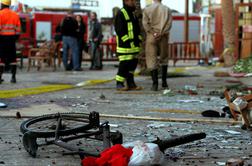 V restavracijo vržene molotovke ubile 16 ljudi (video)