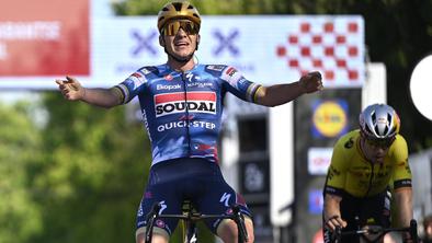 Evenepoel ob čustveni vrnitvi v sprintu ugnal Van Aerta