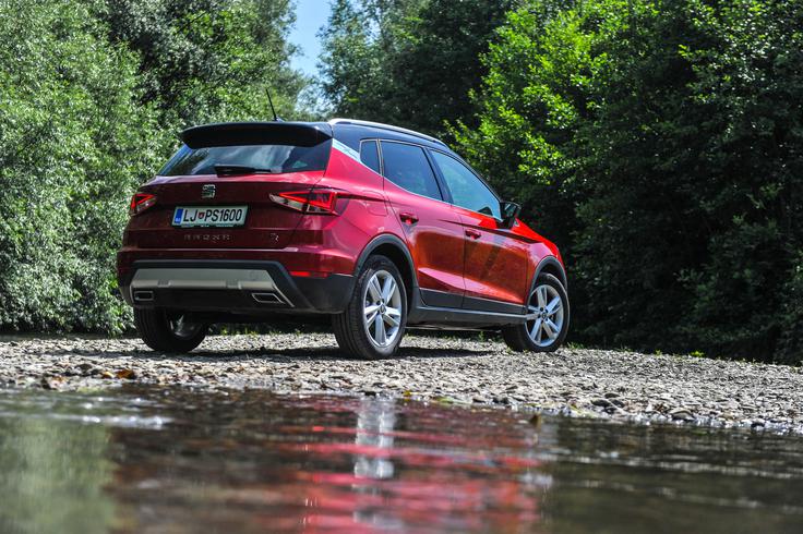 Seat arona 1.5 TSI FR Od tal je oddaljena 19 centimetrov in ima s paketom FR za dvajset odstotkov trše vzmetenje kot običajna različica. | Foto: Gašper Pirman