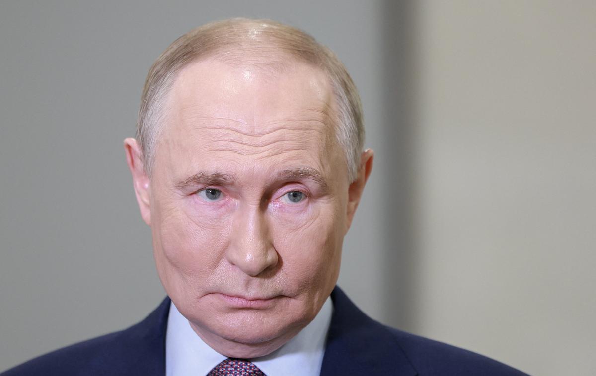 Vladimir Putin | Ruski predsednik Vladimir Putin želi, da se evropski in ukrajinski novinarji o resničnem stanju na bojišču "prepričajo na lastne oči".  | Foto Reuters