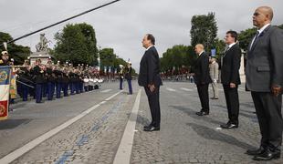 Na tradicionalni vojaški paradi v Parizu skoraj 4.000 vojakov (video)