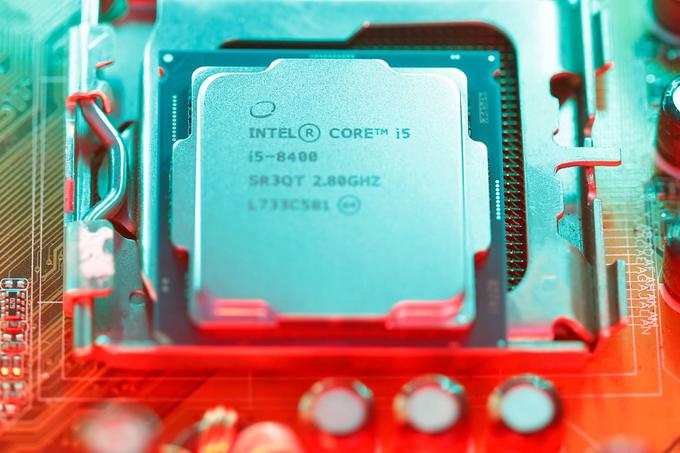 Kljub temu, da je AMD kupcem postregel z ugodnimi Ryzeni, Intel ostaja kralj industrije računalniških procesorjev. Njegov tržni delež je namreč še vedno nad 80 odstotki.  | Foto: Reuters