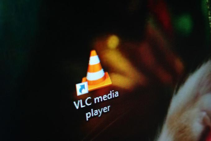 Program VLC je najprej nastal kot orodje za preizkušanje hitrosti in zanesljivosti internetnega omrežja v študentskih domovih univerzitetnega inštituta Ecole Centrale Paris. Prometni stožec medtem ni le ikona programa VLC, temveč tudi zaščitni znak in logotip organizacije VideoLAN. Pristaši programa se pogosto šalijo, da VLC v resnici pomeni Very Large Cone, kar je v slovenskem prevodu "zelo velik stožec".  | Foto: Matic Tomšič