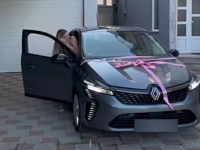 Za 20 let dela ji je šef podaril avtomobil: Zaslužila si ga je