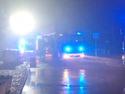 Zagorelo v mestnem jedru Ptuja: dve osebi poškodovani, življenje ene je ogroženo