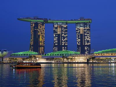 Marina Bay Sands v Singapurju ima futurističen izgled: na njej lahko plujete po nebu
