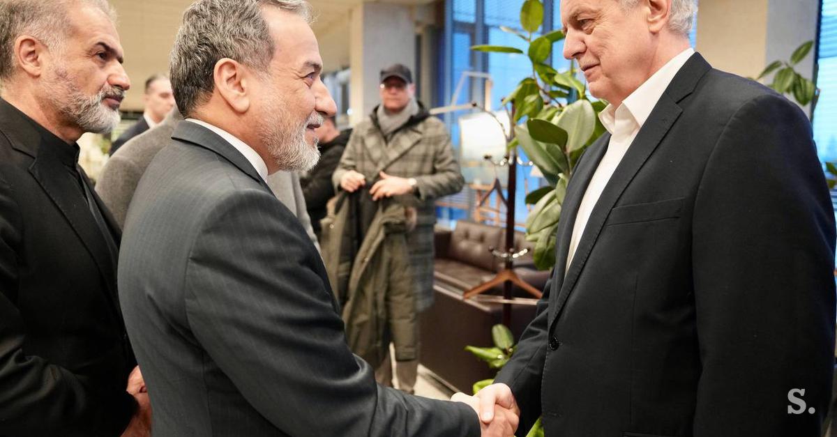 Iranski zunanji minister prispel v Rusijo, kjer se bo srečal s Putinom