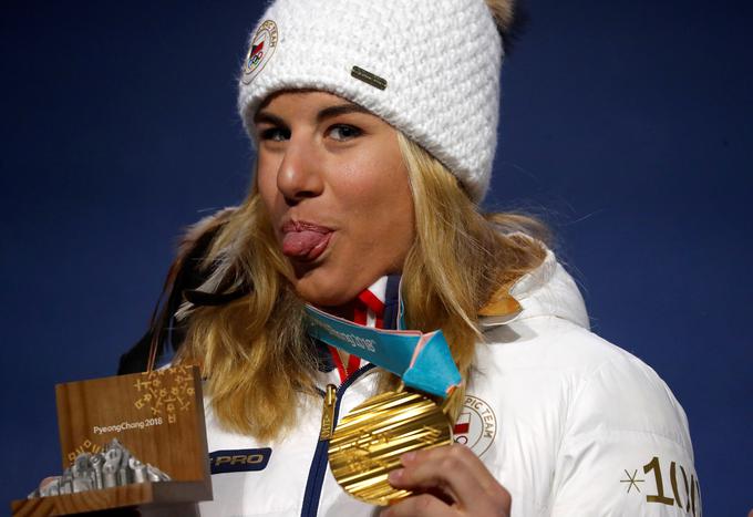 Za največje presenečenje, pravo senzacijo, je v alpskem smučanju poskrbela Čehinja Ester Ledecka. Deskarka je namreč v superveleslalomu šokirala svet in tekmice ter osvojila zlato. | Foto: Reuters
