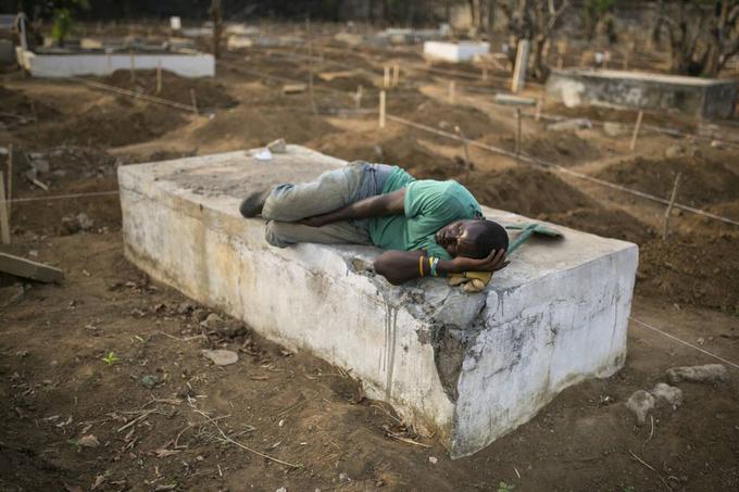 Leta 2014 je Allen med drugim postal največji zasebni donator v boju proti epidemiji ebole v Afriki. Ne le da je za to zapravil kar sto milijonov dolarjev, ustanovil je tudi organizacijo Tackle Ebola, ki prispevanje sredstev za izkoreninjenje te bolezni na preprost način omogoča tudi drugim.  | Foto: Reuters
