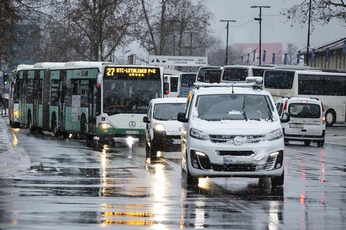 LPP | Podatki kažejo, da je s hojo, čakanjem in vožnjo vred povprečna potovalna hitrost LPP zgolj deset kilometrov na uro. | Foto Ana Kovač