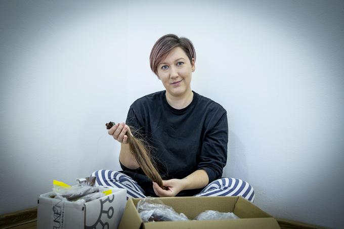 Frizerka Brigita Smrekar brezplačno striže in zbira lase za izdelavo lasulj za male borce z rakom. | Foto: Ana Kovač