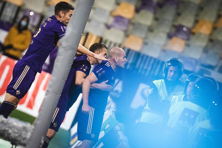 Veselje Ognjena Mudrinskega po krstnem zadetku v 1. SNL pred južno tribuno, na kateri so najglasnejši navijači Maribora. | Foto: Blaž Weindorfer/Sportida