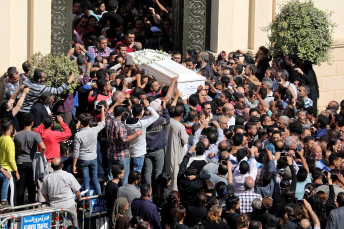Egipt | Oboroženi napadalci so v petek napadli avtobus s koptskimi kristjani na poti do samostana. Ubili so sedem ljudi in jih 14 ranili.  | Foto Reuters