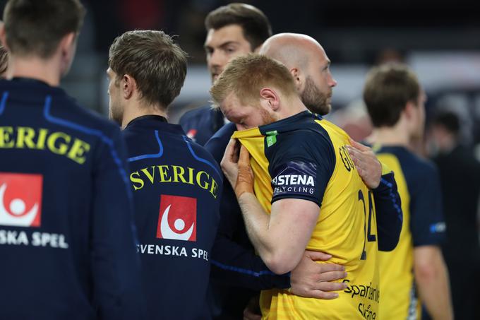 Švedi so se večji del tekme dobro kosali z branilci naslova. | Foto: Reuters