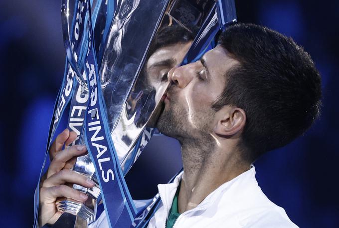 35-letni Novak Đoković je med drugim postal najstarejši igralec, ki je zmagal na finalnem turnirju. | Foto: Reuters