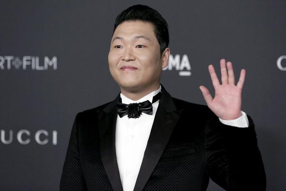 Psy se vrača s skladbo o očijevih teleščkih