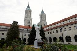 Krvavi napad v poljskem samostanu: en mrtev, več ranjenih