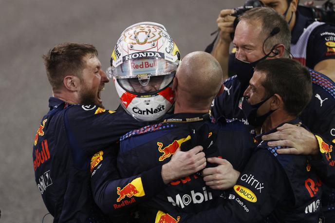 Max Verstappen prvak Abu Dabi | Lewis Hamilton je že na štartu prehitel Maxa Verstappna. | Foto Reuters