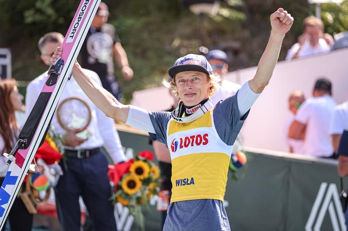 Dawid Kubacki | Poljak Dawid Kubacki je zmago na veliki skakalnici na evropskih igrah posvetil zdravstvenemu osebju bolnišnice za srčne bolezni, v kateri so pomagali njegovi ženi Marti. | Foto Sportida