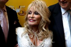 Razvoj cepiva proti covid-19 je financirala tudi Dolly Parton