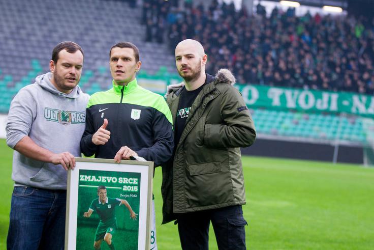 Decembra 2015 je iz rok Green Dragons prejel prav posebno priznanje. | Foto: Urban Urbanc/Sportida