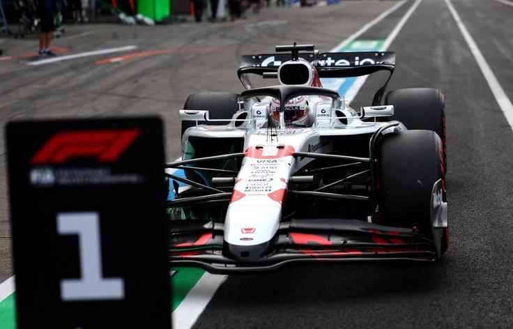 Max Verstappen je bil četrtič na prvem štartnem mestu v Suzuki. Red Bull v Suzuki dirka z belo poslikavo dirkalnika. | Foto: Reuters