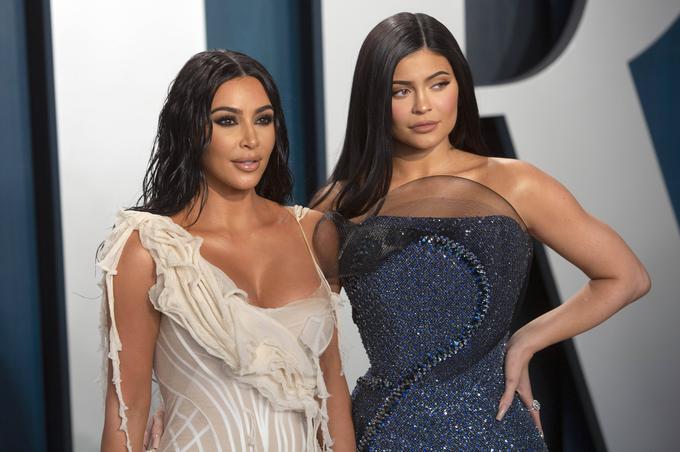 Še pred Kim je Forbes za milijarderko razglasil njeno mlajšo sestro Kylie (desno), a so pozneje svojo odločitev preklicali, češ da je prikazovala lažne vrednosti svojega premoženja. | Foto: Guliverimage/Vladimir Fedorenko